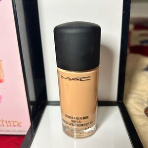 MAC Cosmetics Studio Fix Fluid Foundation SPF 15 - Foundation